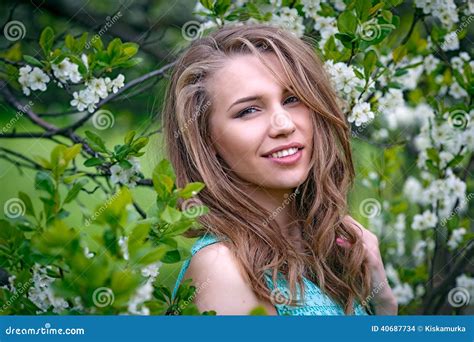 Portrait D Une Belle Fille Blonde En Couleurs Photo Stock Image Du Fille Robe 40687734
