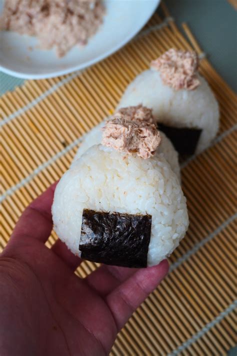 Onigiri mit Thunfisch Mayo Füllung Rezept für japanische Reisbällchen