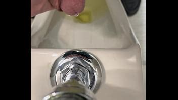 Orina perfecta en el baño público XVIDEOS