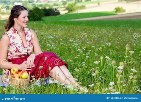 Joven Morena En Un Campo De Flores En Una Manta Foto De Archivo Imagen De Morena Persona