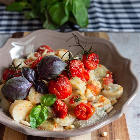 Gnocchi Di Ricotta Pinoli Tostati E Basilico Con Pomodorini Confit