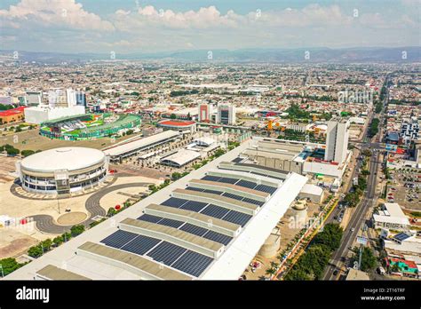 Panneaux solaires sur le toit du bâtiment de la foire de l État de León