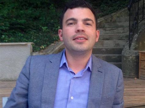 Un maire FN se rend à l anniversaire d un ex acteur porno gay et ça fait polémique Closer