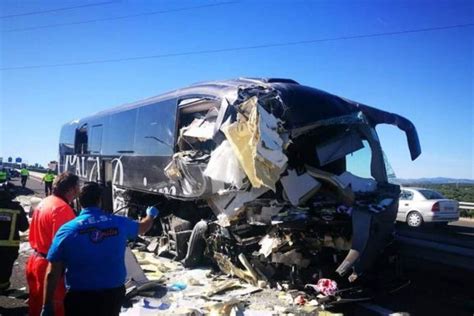 Un Mort I Ferits En Un Accident D Autob S A Espanya Hi Ha Tres Menors