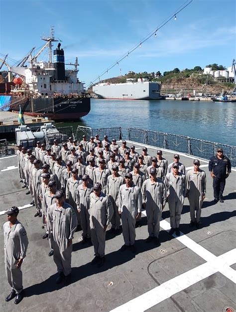 Aprendizes Marinheiros Da Eames Visitam A Fragata Constitui O