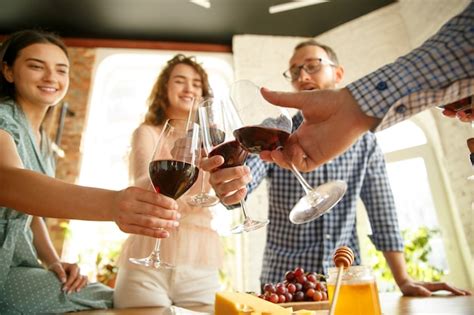 Pessoas Tilintando Copos Vinho Na Esplanada De Um Caf Ou