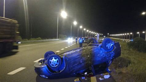 Dos Autos Chocaron De Frente Y Uno Volc Un Hombre Fue Hospitalizado