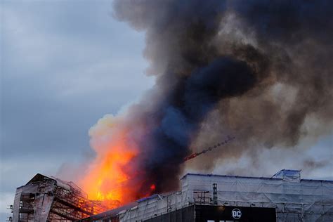 Un Incendio Arrasa La Antigua Bolsa De Copenhague