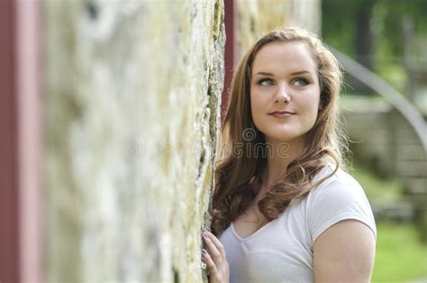 Portretkop Van Een Verbijsterende Jonge Blonde Vrouw Stock Afbeelding Image Of Gedachte Dame