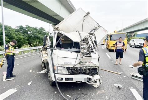 貨車國1詭撞外護欄！內車道突衝路邊 45歲駕駛噴飛躺路逃死劫 Ettoday社會新聞 Ettoday新聞雲