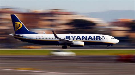 Ryanair Reclama Euros A Un Pasajero Borracho Que Oblig A