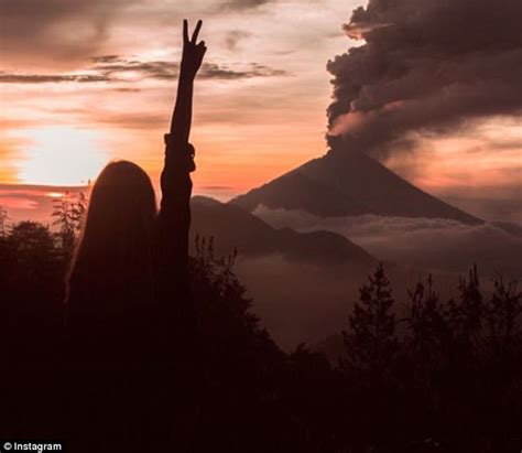 Tourists Pose For Selfies In Front Of Bali S Mt Agung Daily Mail Online