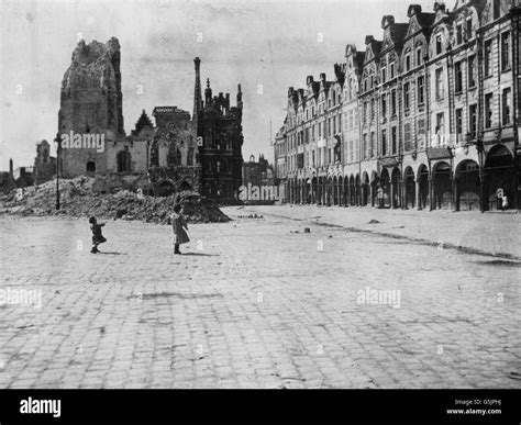 La Première Guerre mondiale Arras en ruines France Photo Stock Alamy