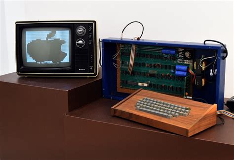 Комп’ютер Apple-1, який Стів Джобс та Стів Возняк зібрали в гаражі ...