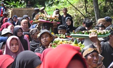 Festival Kawin Batu Simbol Keberagaman Dan Kerukunan Warga Padahanten