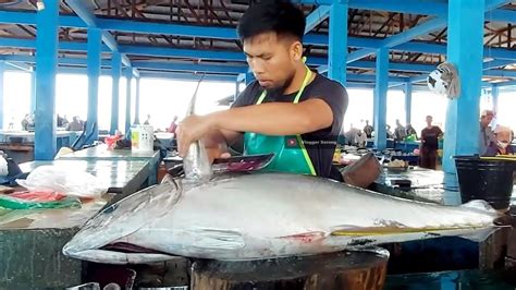 Cutting Large Tuna Weighing Kg Luxury Food With Amazing Sharp Machete