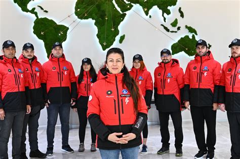 Türkiye s 3rd Arctic expedition sets off for North Pole Daily Sabah