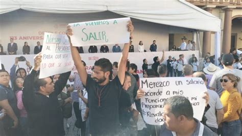 Maestros Se Manifiestan Frente A Cuitláhuac García Durante Desfile De