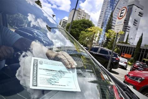 Credencial de estacionamento para idosos e pessoas deficiência pode