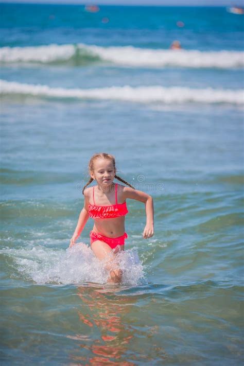 Menina Ador Vel Na Praia Durante O Ver O Imagem De Stock Imagem De