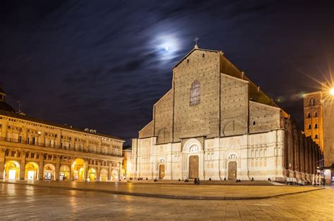 Premium Photo | San Petronio Basilica and Piazza Maggiore in Bologna at ...