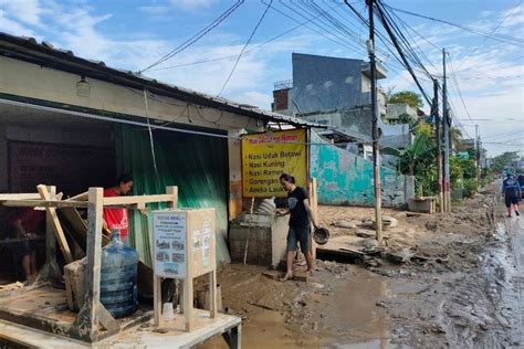 Banjir Surut Warga Pgp Bekasi Mulai Bersihkan Lumpur Dan Sampah