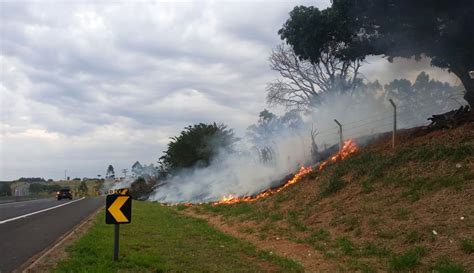 Queimadas nas rodovias trazem riscos de incêndio devido ao clima seco