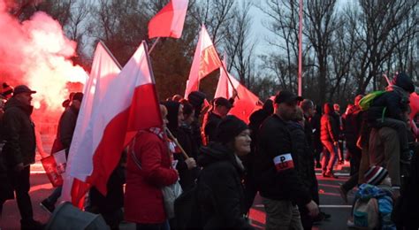 Warszawa Marsz Niepodległości dotarł na błonia Stadionu Narodowego