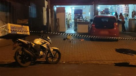 Homem morre na Santa Casa após ser baleado em frente a um mercado em