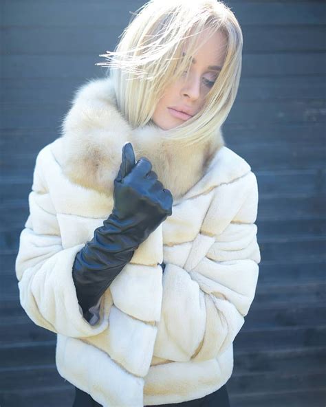 Pin By Emanuele Perotti On Beauties In Fur Fur Coat Leather Gloves Fur Hood