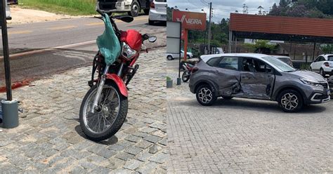 Motociclista fica ferido após bater em carro no bairro Primeiro de Maio