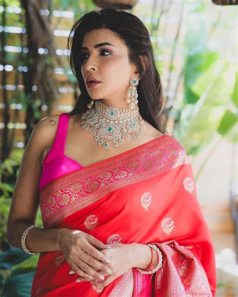 Lakshmi Manchu Looks Pretty In A Traditional Silk Saree Fashionworldhub