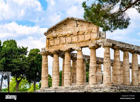 El Templo De Atenea En Paestum Fue Una Antigua Ciudad Griega De La