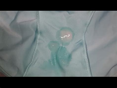 Me volí a masturbar y correr en los panties celestes prefeidos de mi mejor amiga XVIDEOS