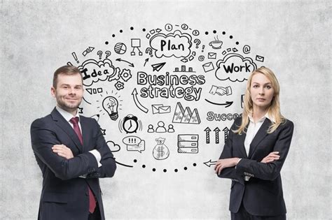 Un Jeune Homme D affaires Barbu Et Sa Belle Collègue Blonde Se Tiennent Les Bras Croisés Près D