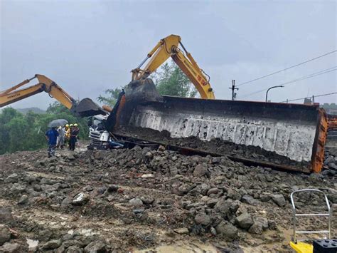 高市砂石車車斗疑重心不穩翻覆 駕駛傷重不治