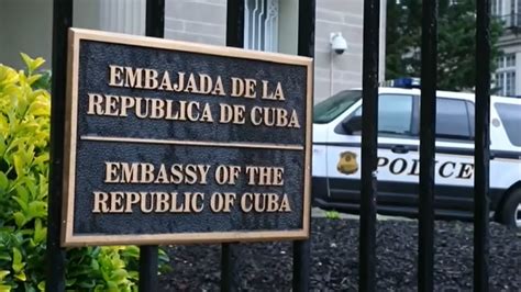 Arrojan dos cócteles molotov a la Embajada de Cuba en Washington