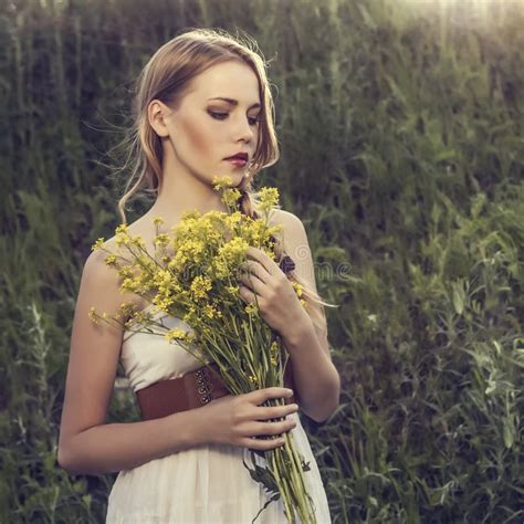 Half Naked Meisje Zorgt Voor Toenam In De Tuin Het Concept Nudisme Mooi