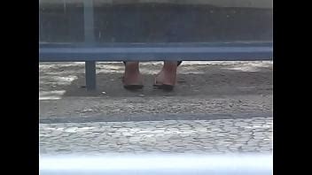 Solas no ponto de ônibus 1 XVIDEOS