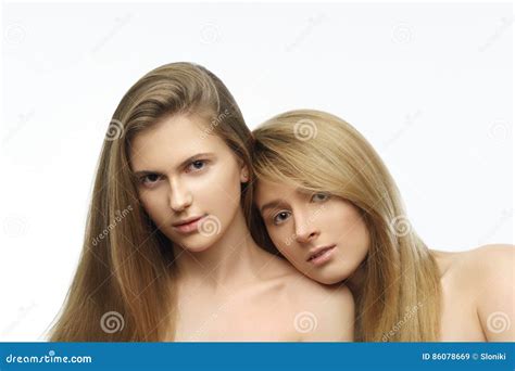 Portrait De Deux Femmes Caucasiennes Attirantes Blondes Tir De Studio