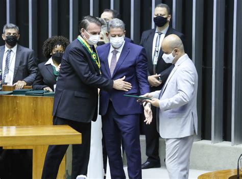 Bolsonaro recebe medalha do Mérito Legislativo na Câmara em meio a