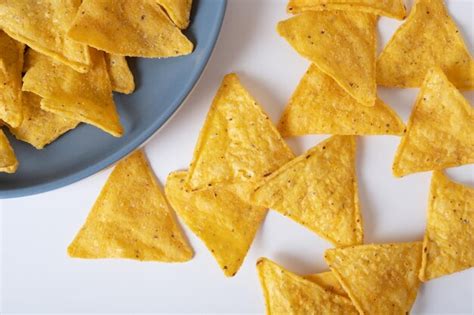 Nachos Mexicanos Em Um Prato Azul E Mesa Branca Lanche Picante Prato Da