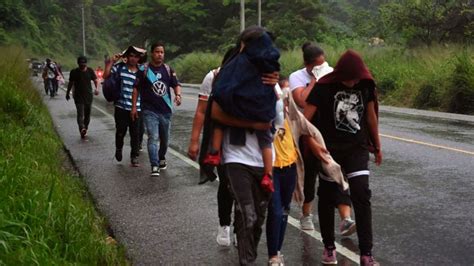 Una caravana de migrantes camina desde el sur de México hacia Estados