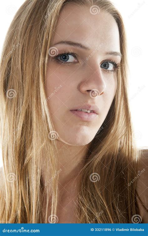 Portrait D une Jeune Blonde Attirante Photo stock Image du modèle maintien 33211896