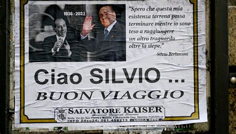 Il Video Dei Manifesti Funebri Per Silvio Berlusconi Per Le Strade Di