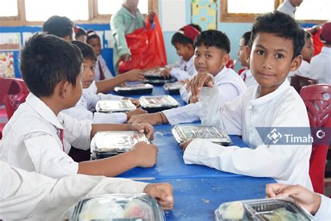 Kolaborasi Bersama HNSI Bangka PT Timah Gelar Makan Bergizi Di SDN 04