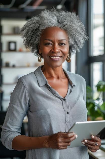 Uma Afro Americana Sorridente Mulher De Neg Cios Madura Executiva De