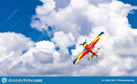 Un Avi N Acrob Tico Volando En El Cielo Azul Con Las Nubes Blancas