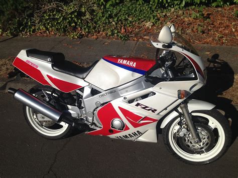 91 Yamaha Fzr 600 Had A Black One My First Street Bike Motos