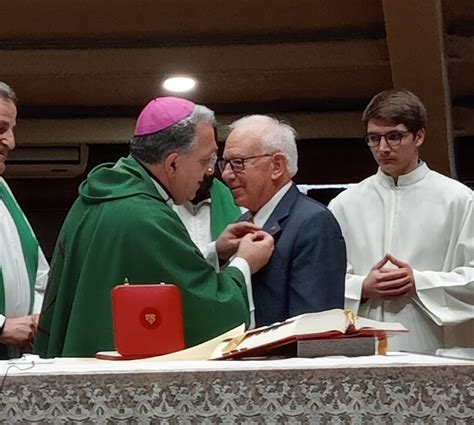 Enrique Carrero Recibe La Cruz Pro Ecclesia Et Pontifice Por Su